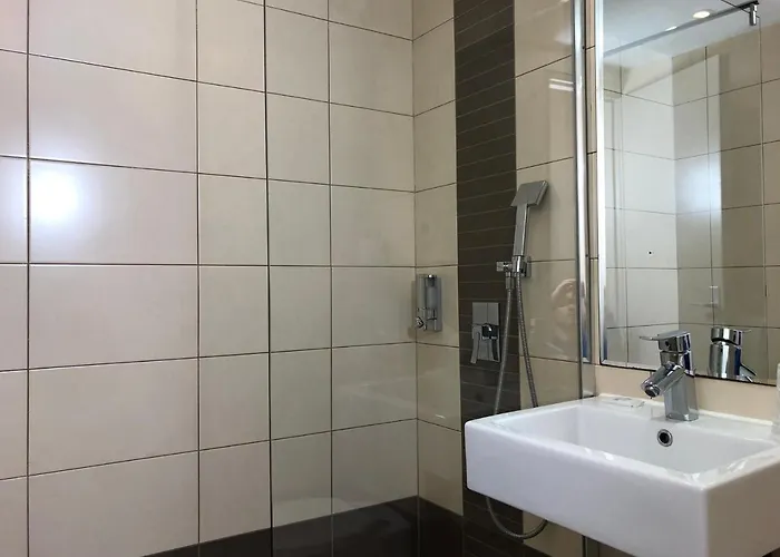 Halt - Choisissez L'hotellerie Independante 2* Lattes