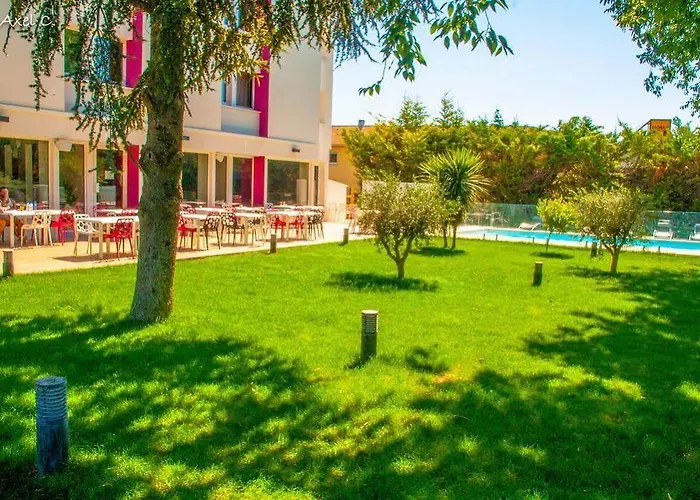 Halt - Choisissez L'hotellerie Independante 2* Лат