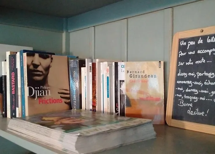 Отель Halt - Choisissez L'hotellerie Independante Лат